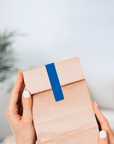 Gewaehrverschluss Etiketten fuer Glaeser und Flaschen auf Kraftpapier Tuete blau 70 x 12 mm von watsonlabel