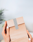 Gewaehrverschluss_Etiketten_fuer_Verpackungen_mit_Wabenmuster_schwarz_70_x_12_mm_von_watsonlabel_ID4189