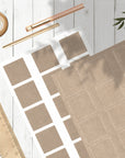 braune Kraft Etiketten 50 x 50 mm für Gläser und Kerzenetiketten unbedruckt auf DIN A4 Bogen auf einem weißen Holztisch