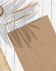 braunes Kraftpapier selbstklebend DIN A4 210 x 297 mm auf weißem Holz