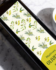 individuelle_Etiketten_fuer_Oelflaschen_Olivenoel_Etiketten_mit_Oliven-Muster_im_mediteranem_Design