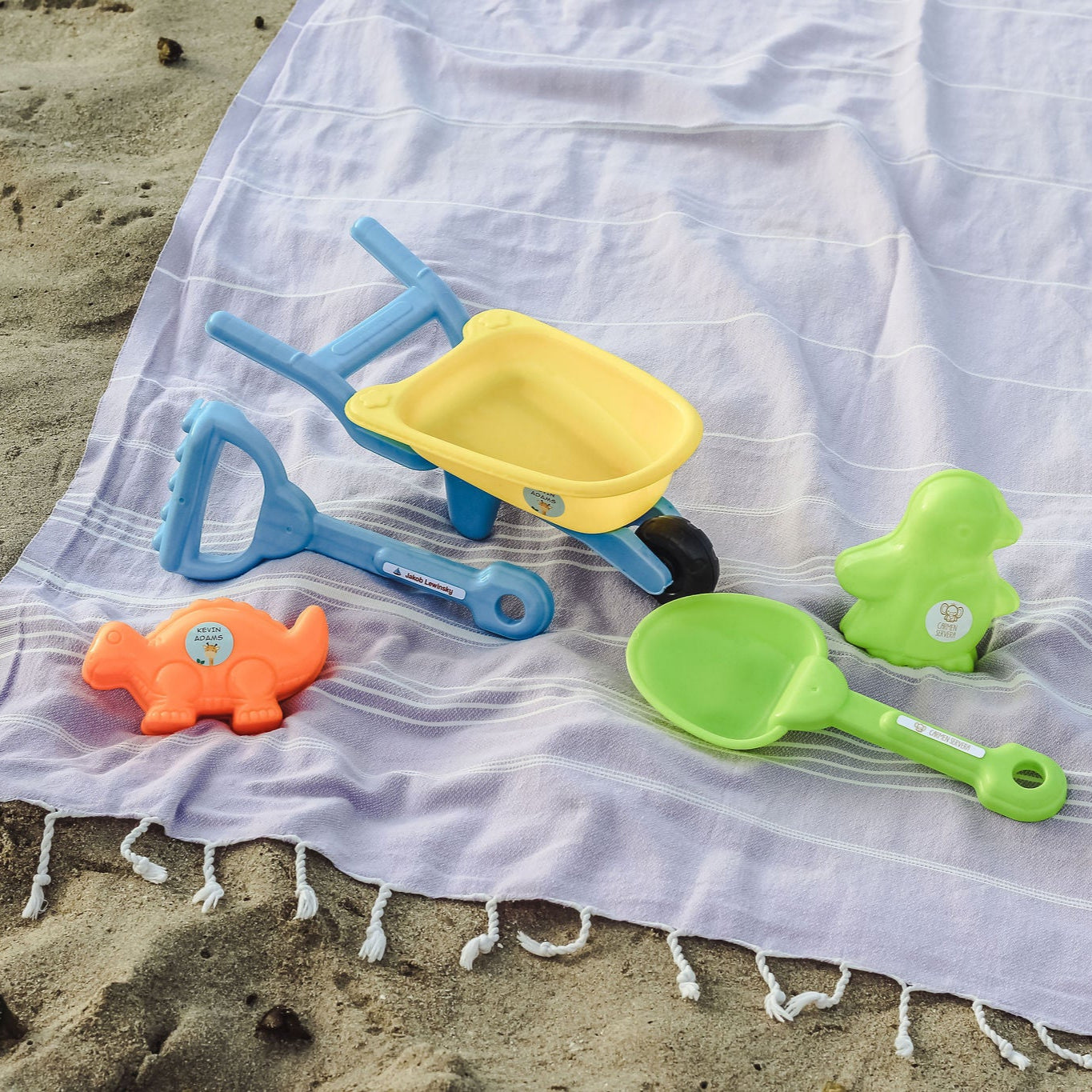 kleine wasserfeste und wetterfeste Namensaufkleber fuer Kinder und spielzeug personalisiert - watsonlabel