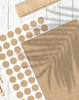 runde Kraftpapier Etiketten 25 mm braun, selbstklebend auf DIN A4 auf weißem Untergrund