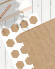 sechseckige Kraft Etiketten 39 x 45 mm in Wabenform auf weißem Holzuntergrund