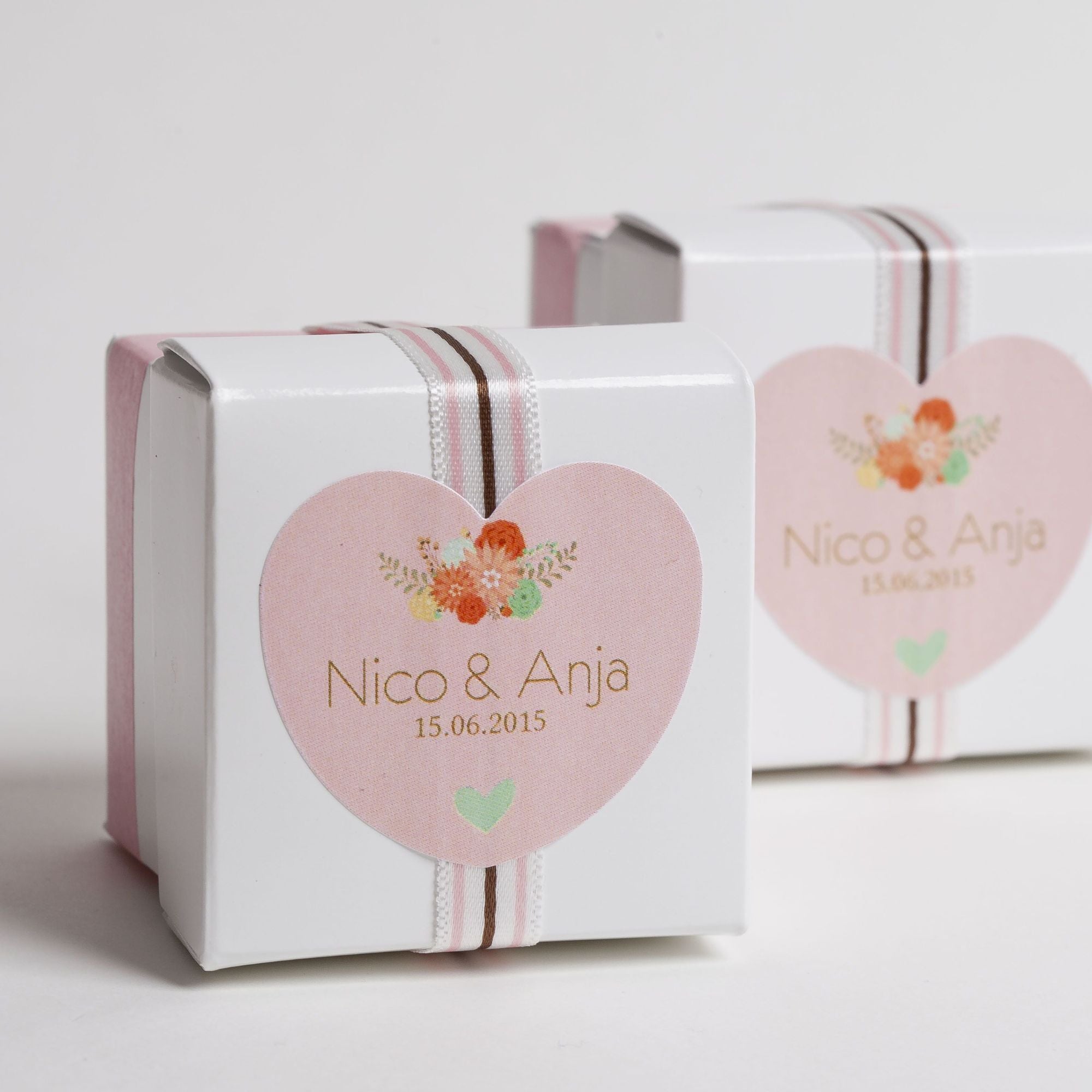 suesse Herzaufkleber fuer Gastgeschenke zur Hochzeit - watsonlabel