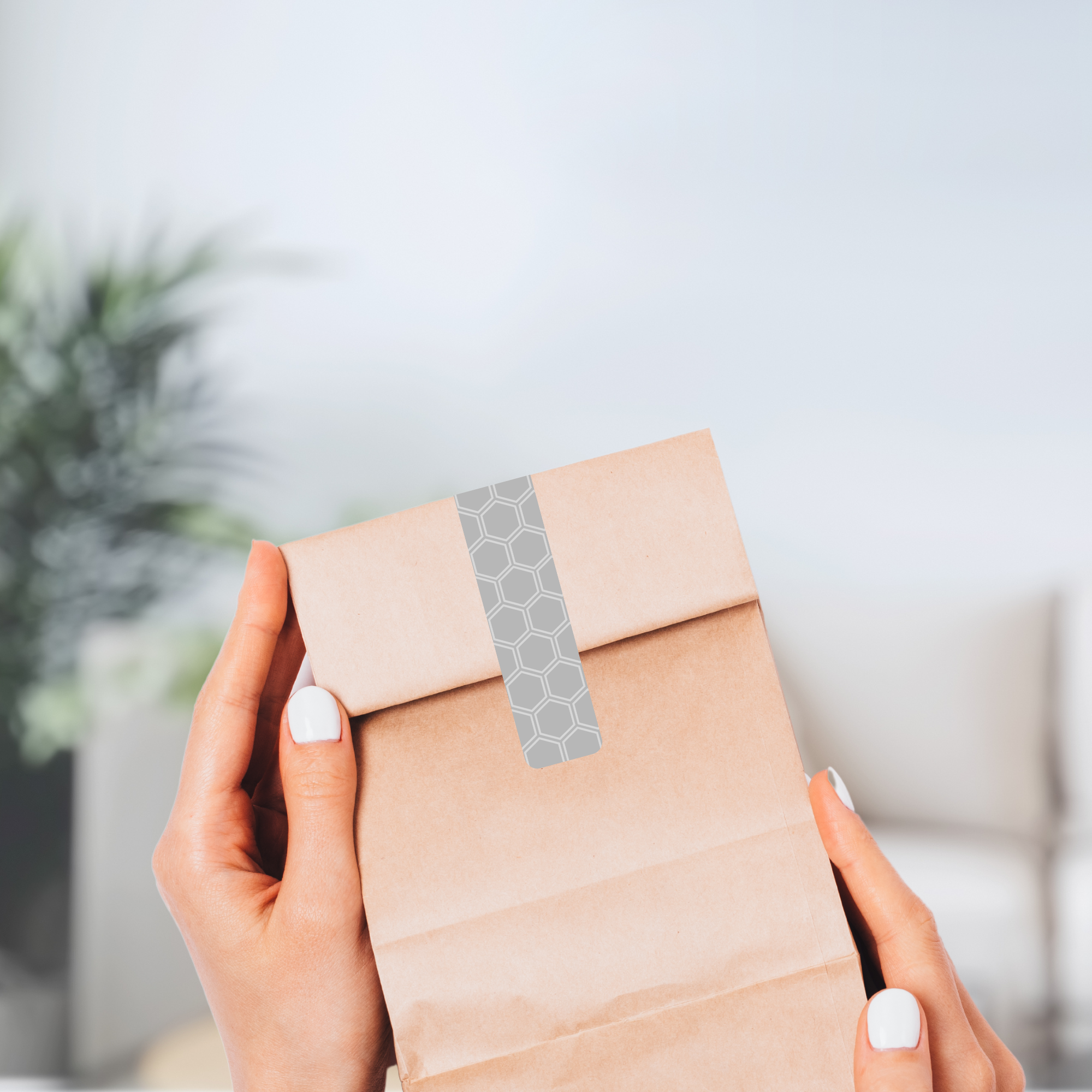 Gewaehrverschluss_Etiketten_fuer_Verpackungen_mit_Wabenmuster_schwarz_70_x_12_mm_von_watsonlabel_ID4189