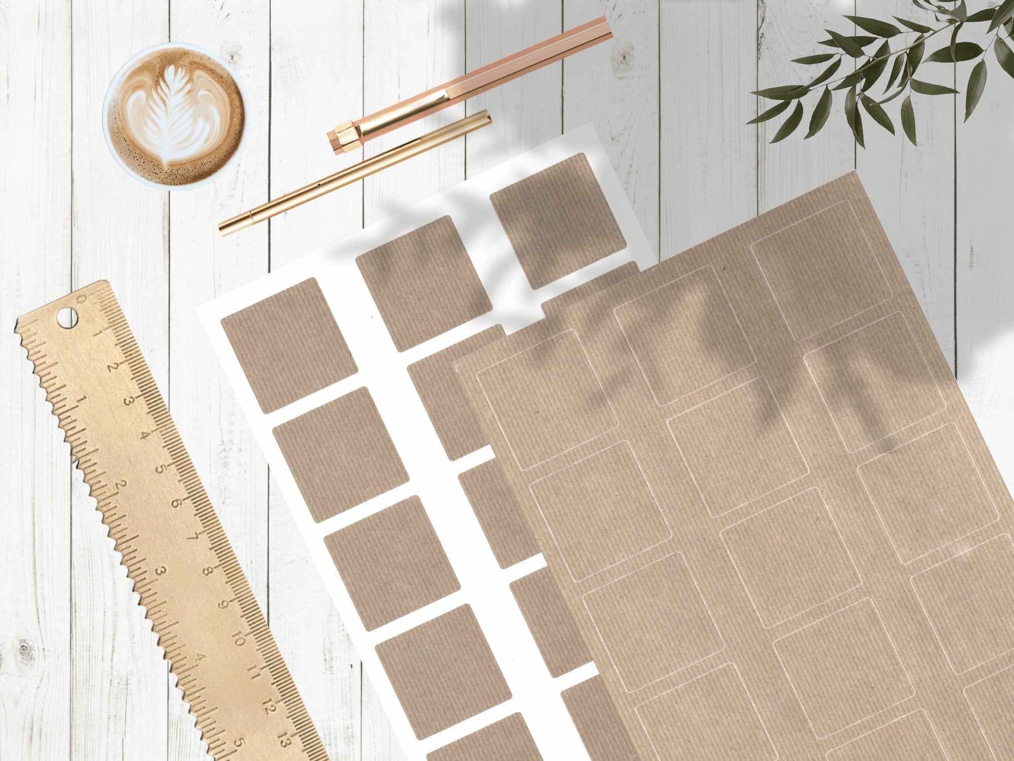 braune Kraft Etiketten 50 x 50 mm für Gläser und Kerzenetiketten unbedruckt auf DIN A4 Bogen auf einem weißen Holztisch
