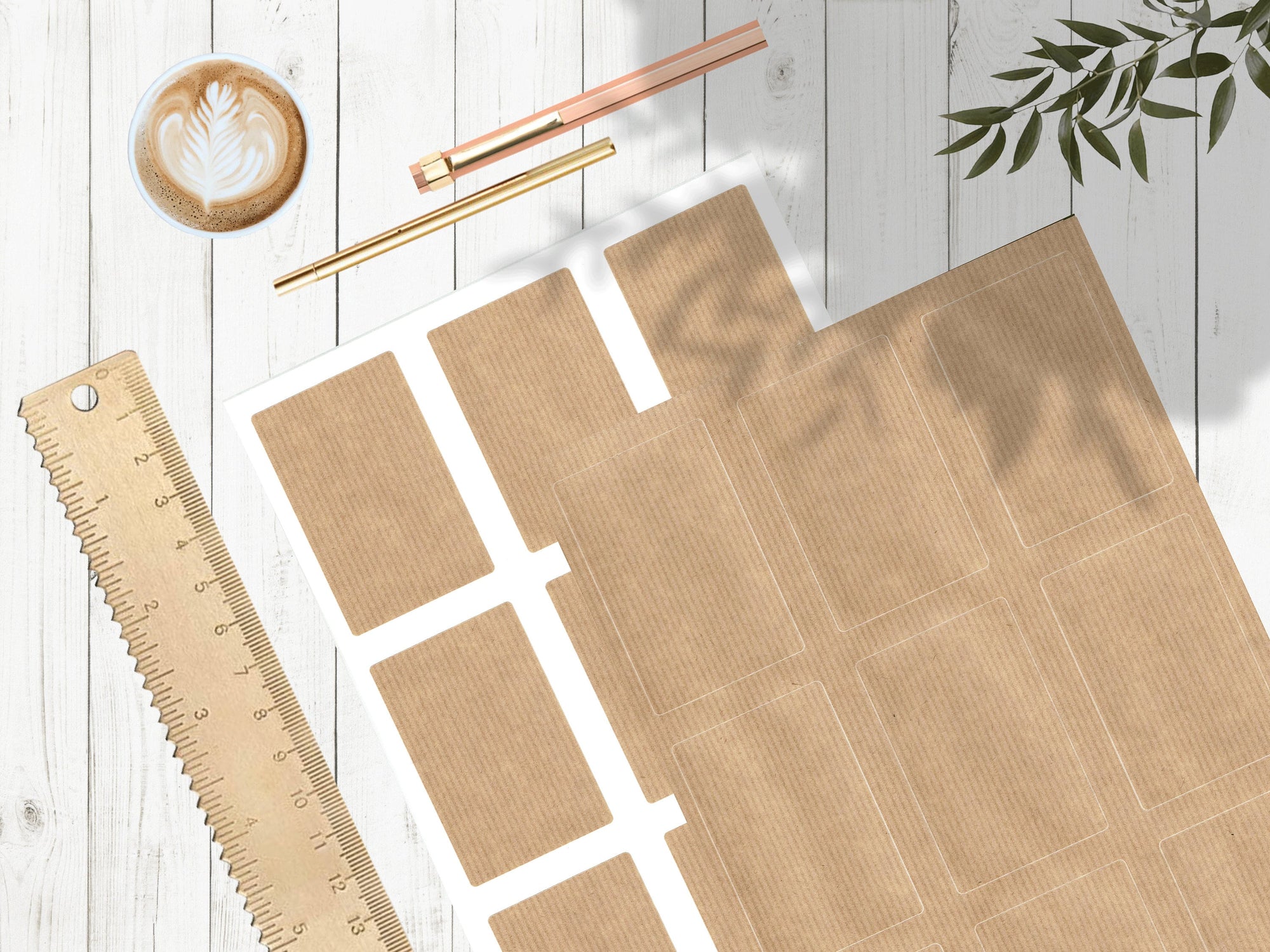 braune Kraft Etiketten 55 x 85 mm für Flaschen und Gläser auf weißer Holzplatte